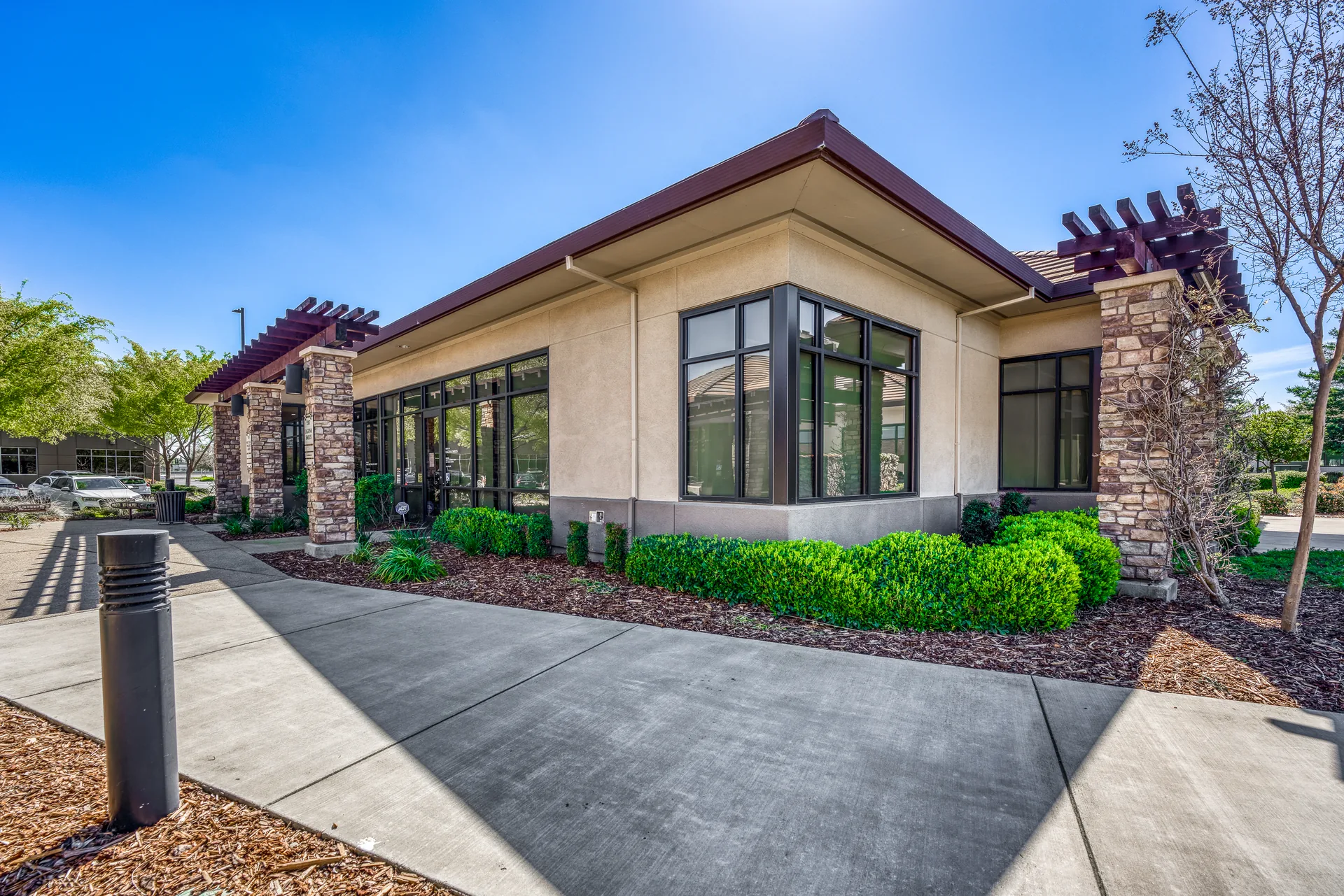 Thrive Dental Elk Grove building entrance and parking