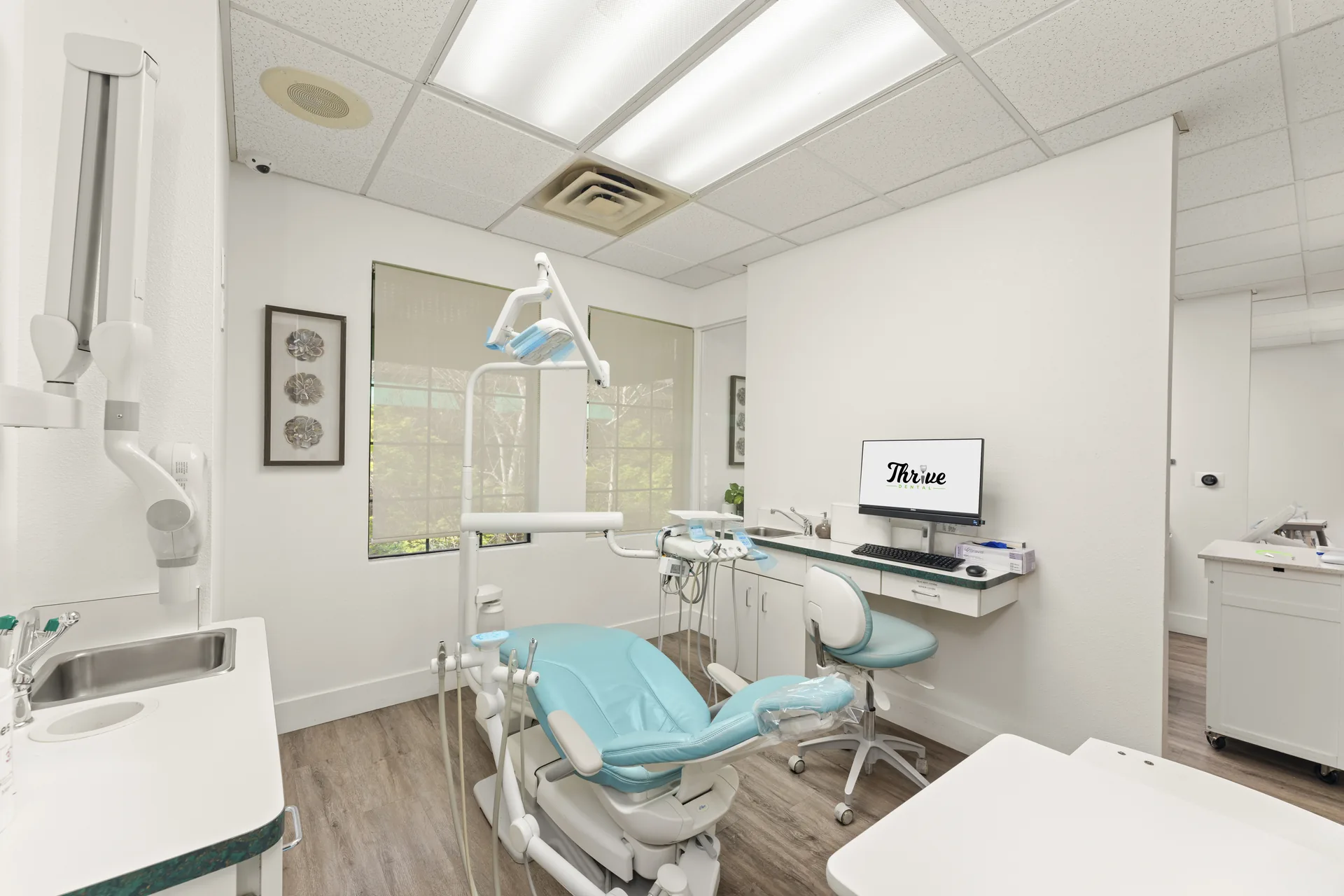 Clean treatment room with wall art at Thrive Dental Stockton